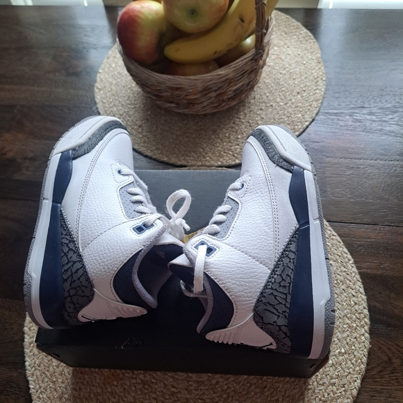 Boys Jordan 3 Retro💙🩶 - Picture 8 of 12